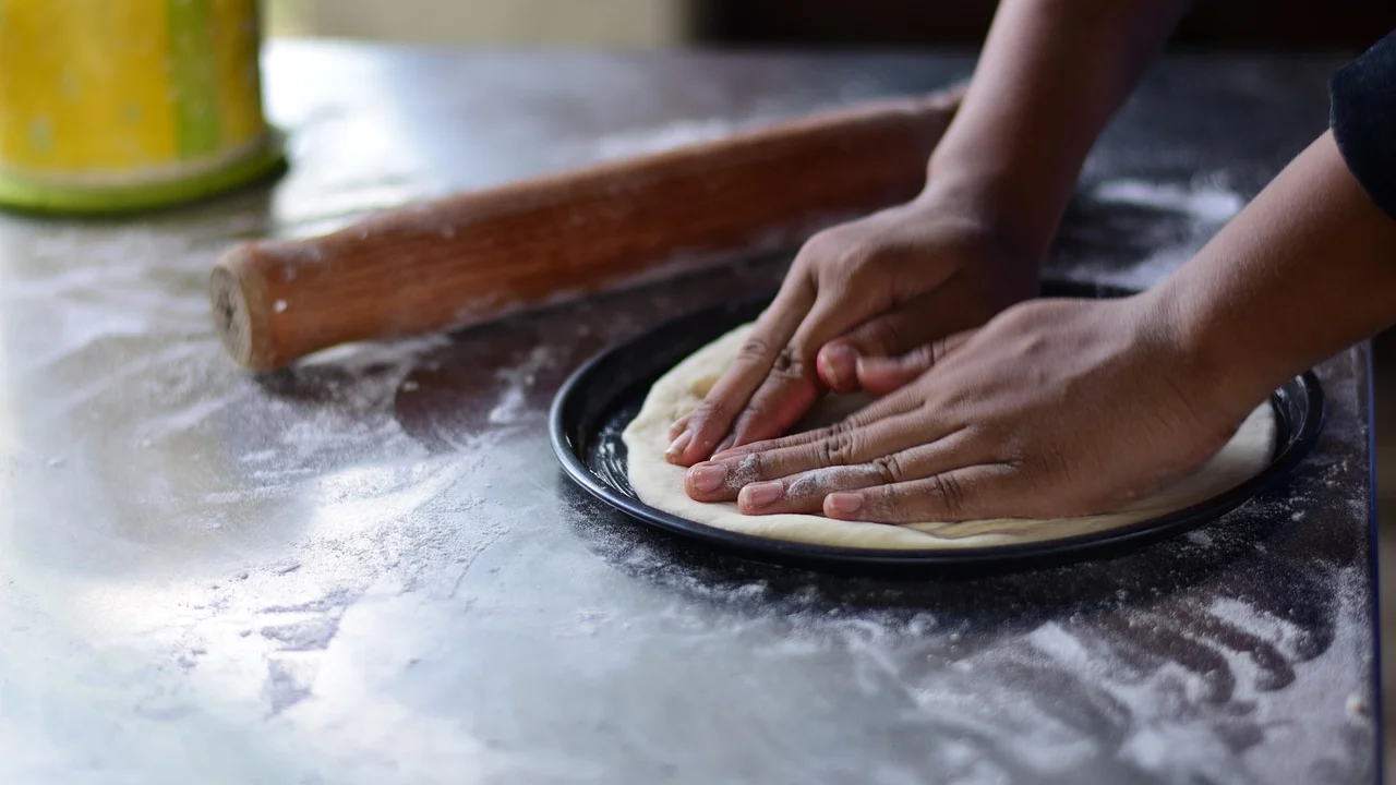Pizza caseira assada com queijo derretido e bordas douradas.