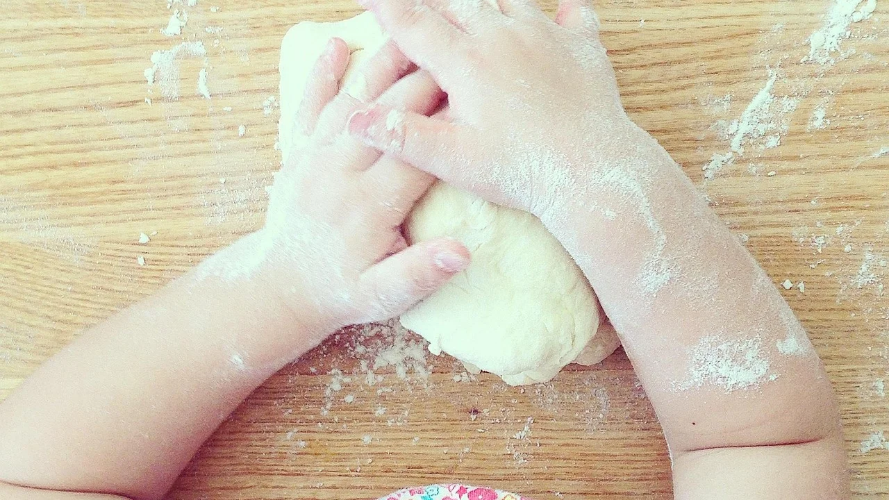 Ingredientes básicos separados para preparar massa de modelar.