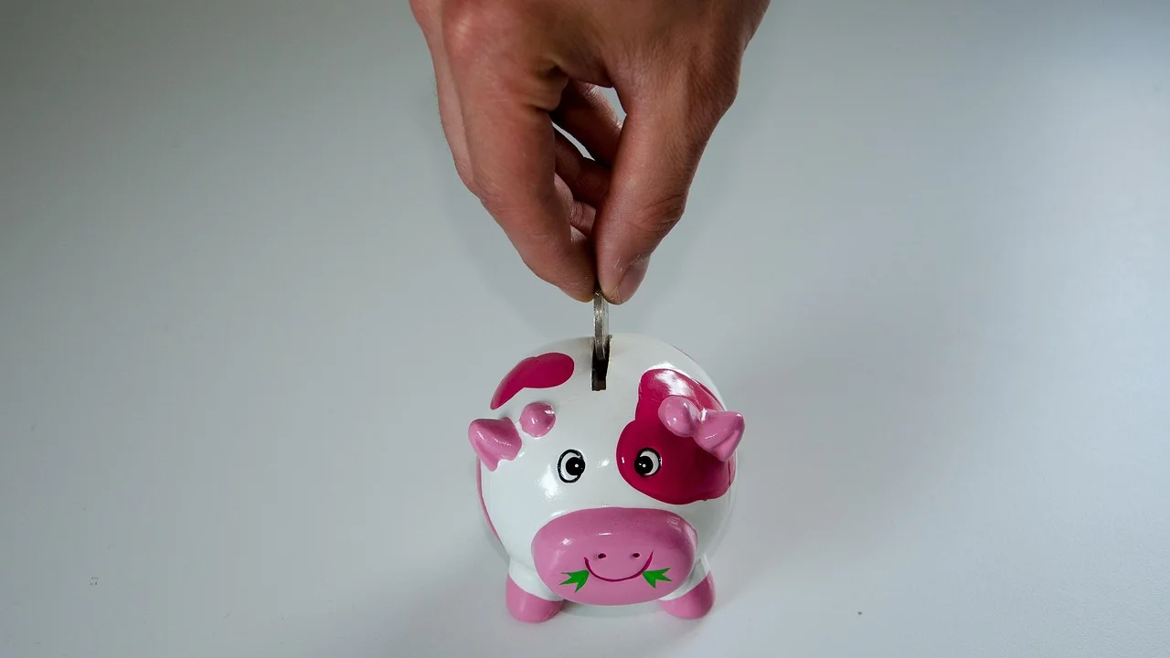 Cofrinhos usados para separar gasto, reserva e objetivos pessoais.