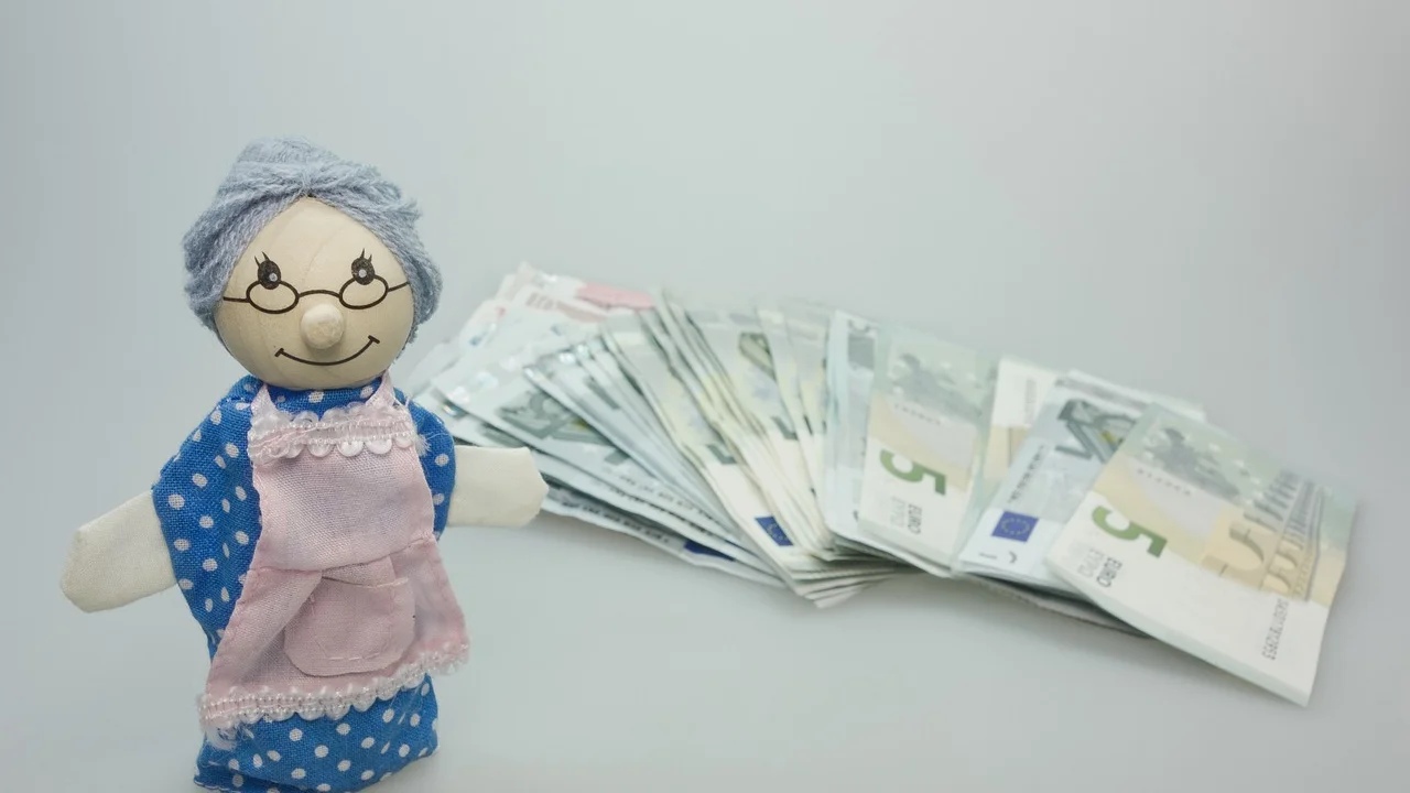 Notas e moedas organizadas para ensinar planejamento financeiro.