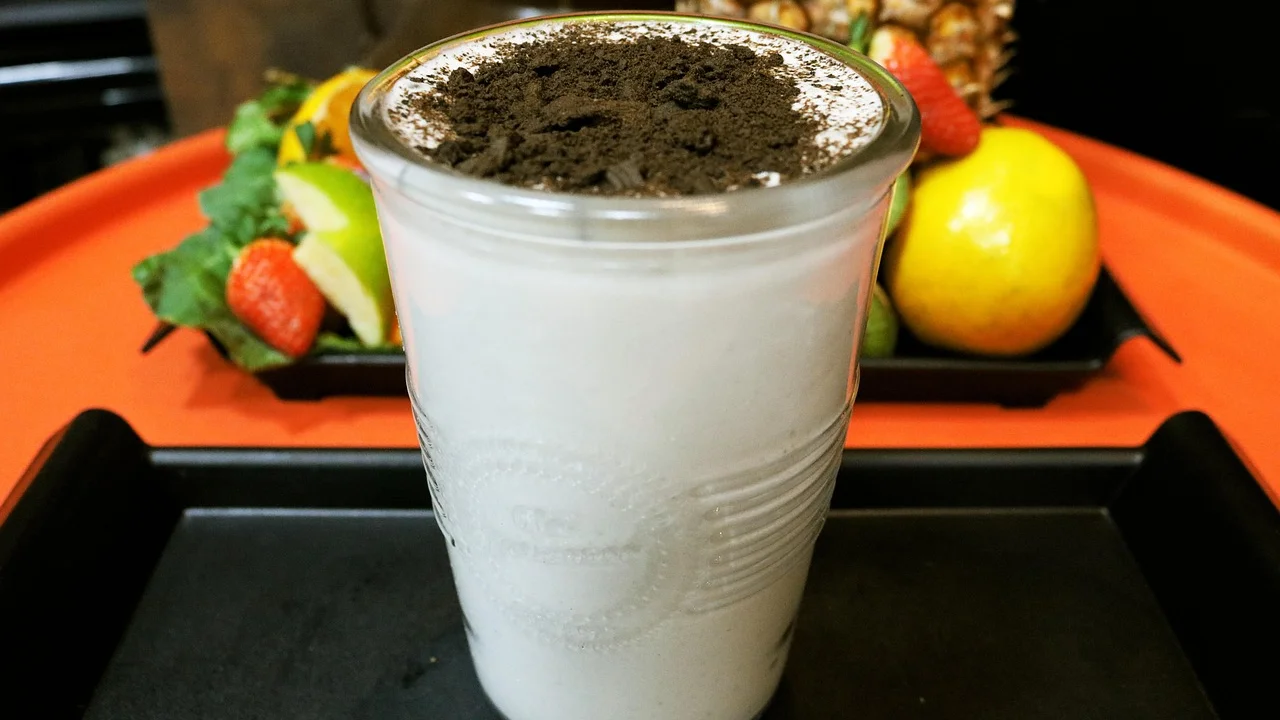 Milkshake de morango com fruta fresca como finalização.