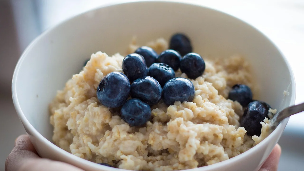 Tigela de mingau finalizada com banana e frutas frescas.