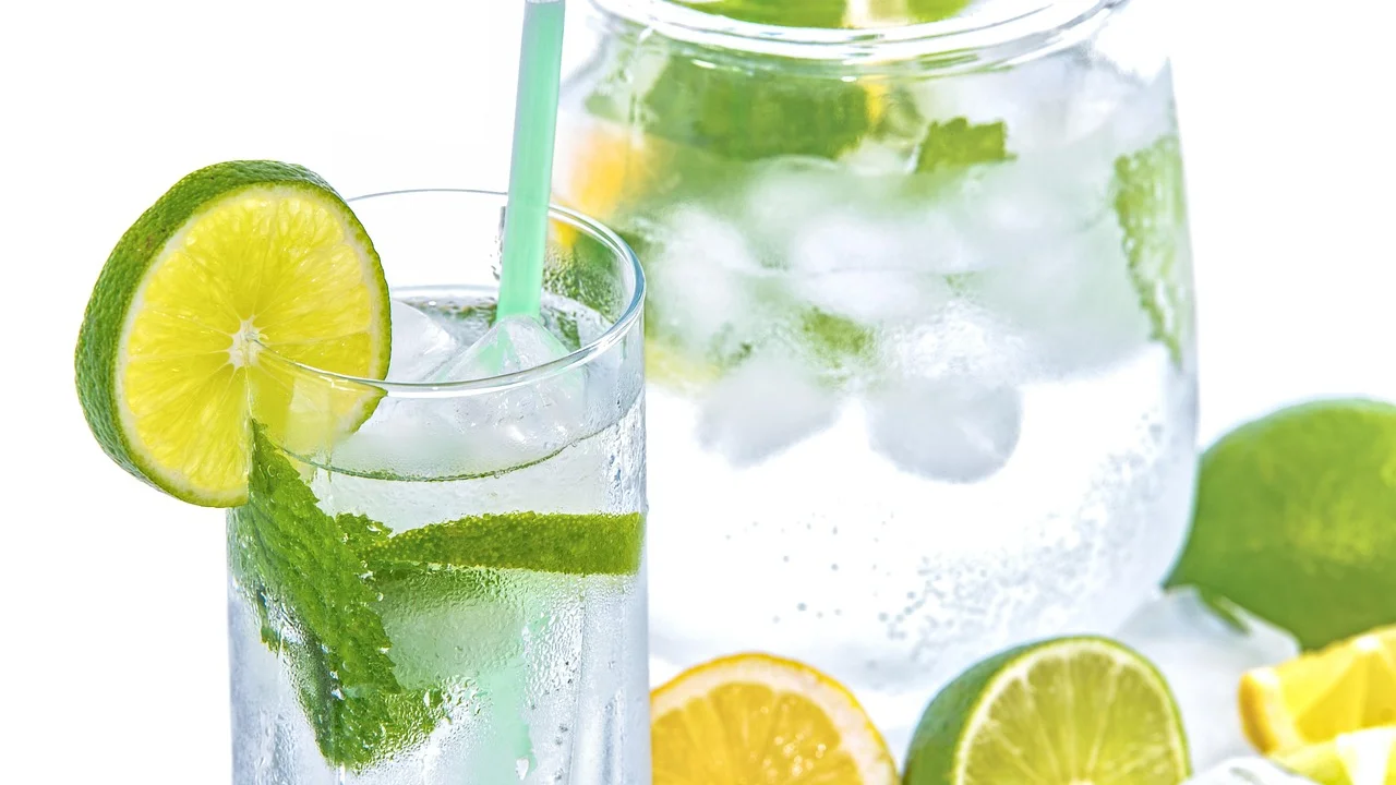Folhas de hortelã frescas para aromatizar a bebida.