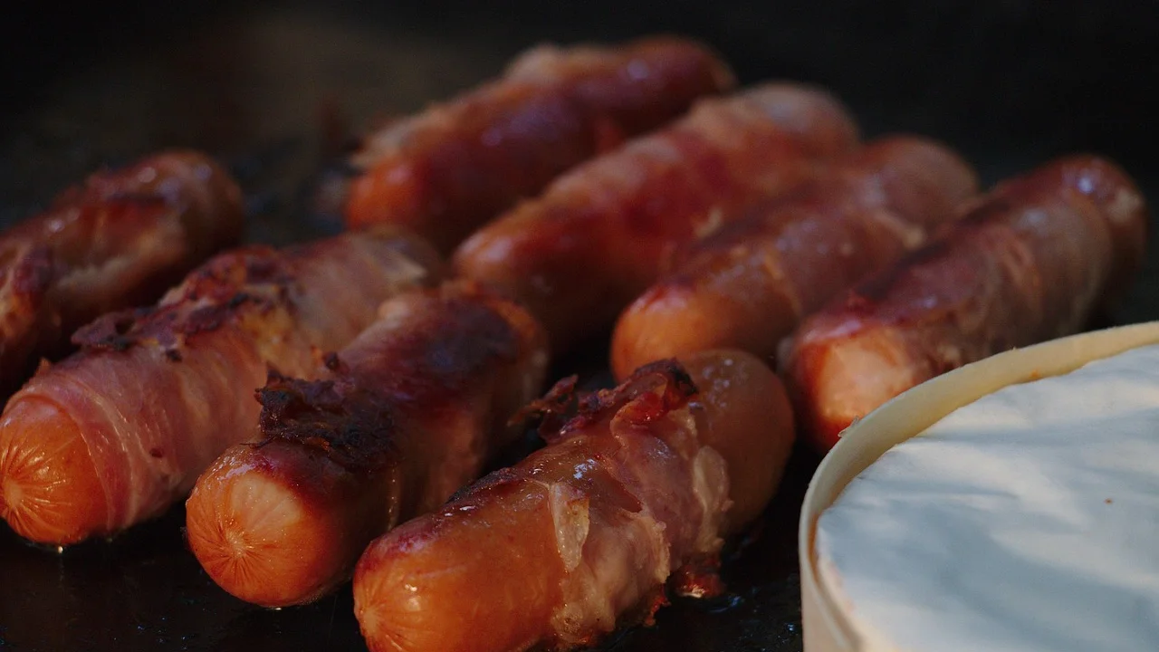 Ingredientes básicos usados para preparar um molho barbecue equilibrado.