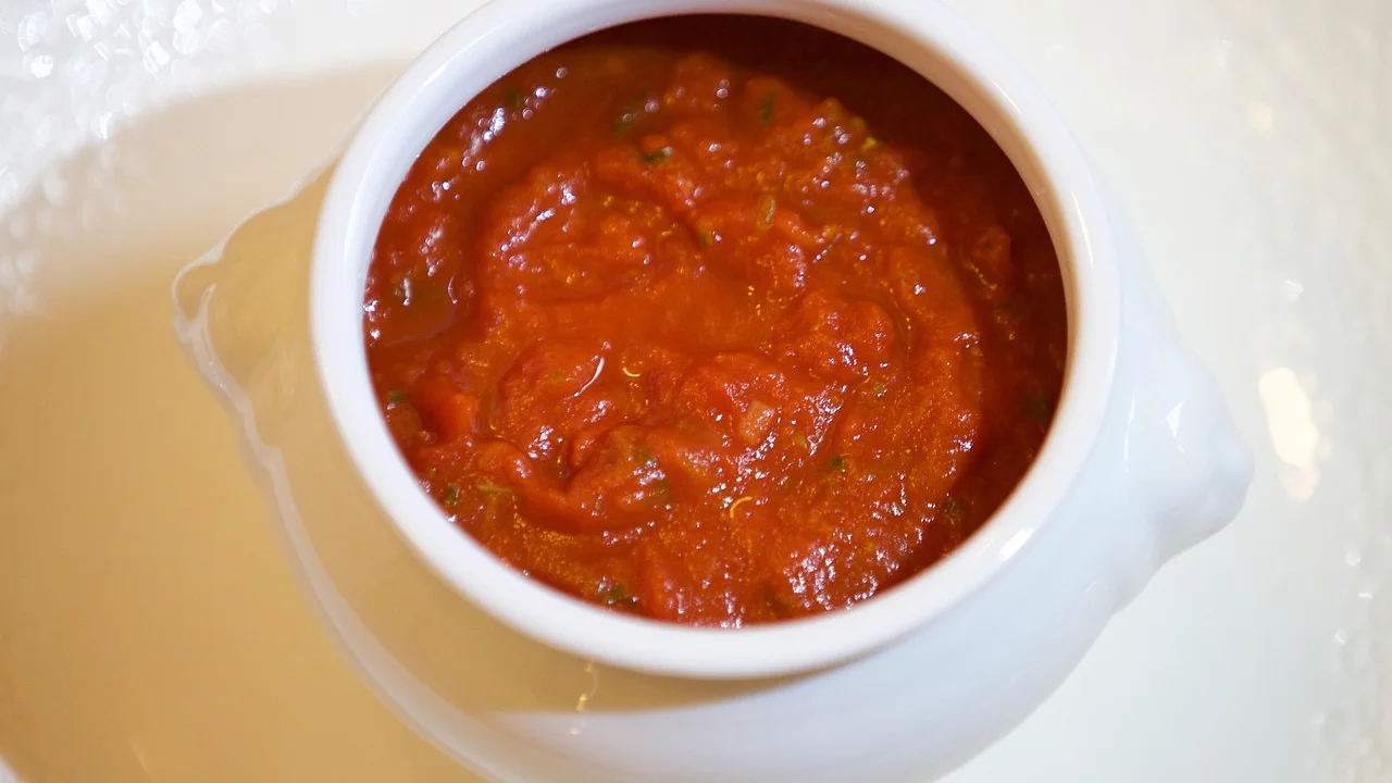 Sanduíche com molho cremoso e carne grelhada