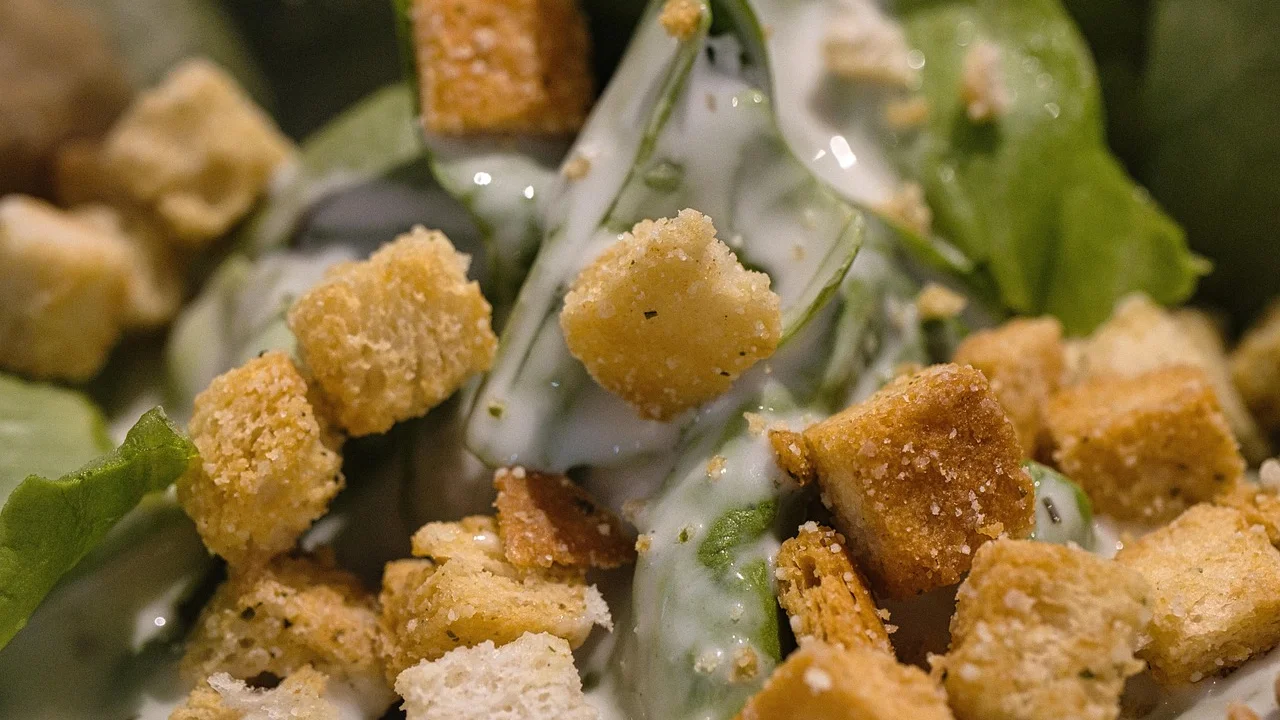 Ingredientes para molho de salada organizados sobre uma bancada.