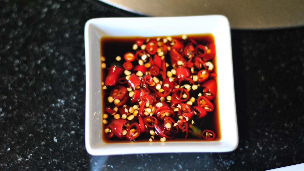 Sanduíche com camada de molho rosé cremoso
