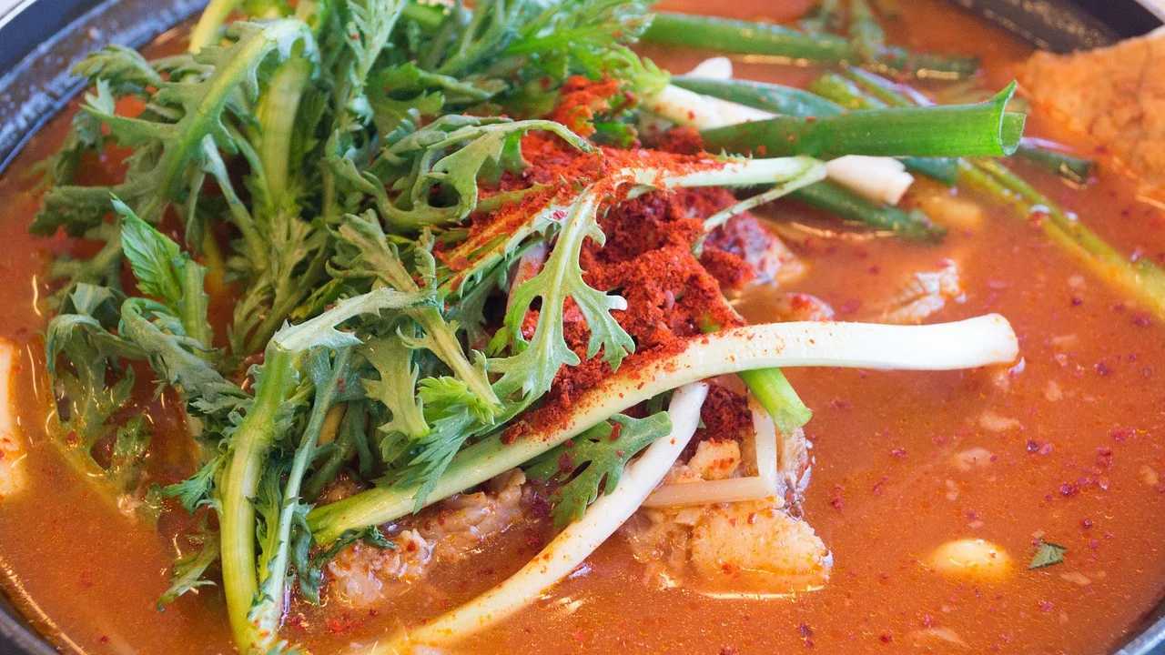 Óleo de urucum dá a cor característica ao caldo da moqueca.
