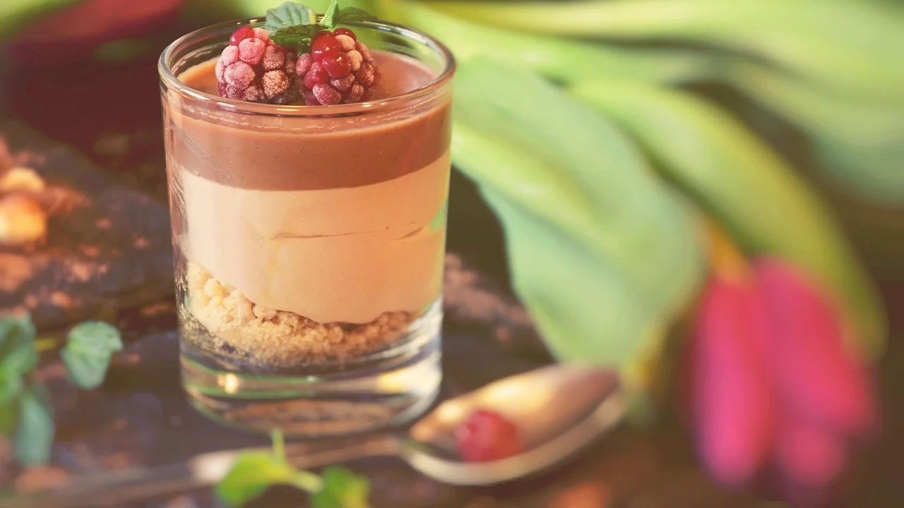 Incorporação delicada das claras à base de chocolate