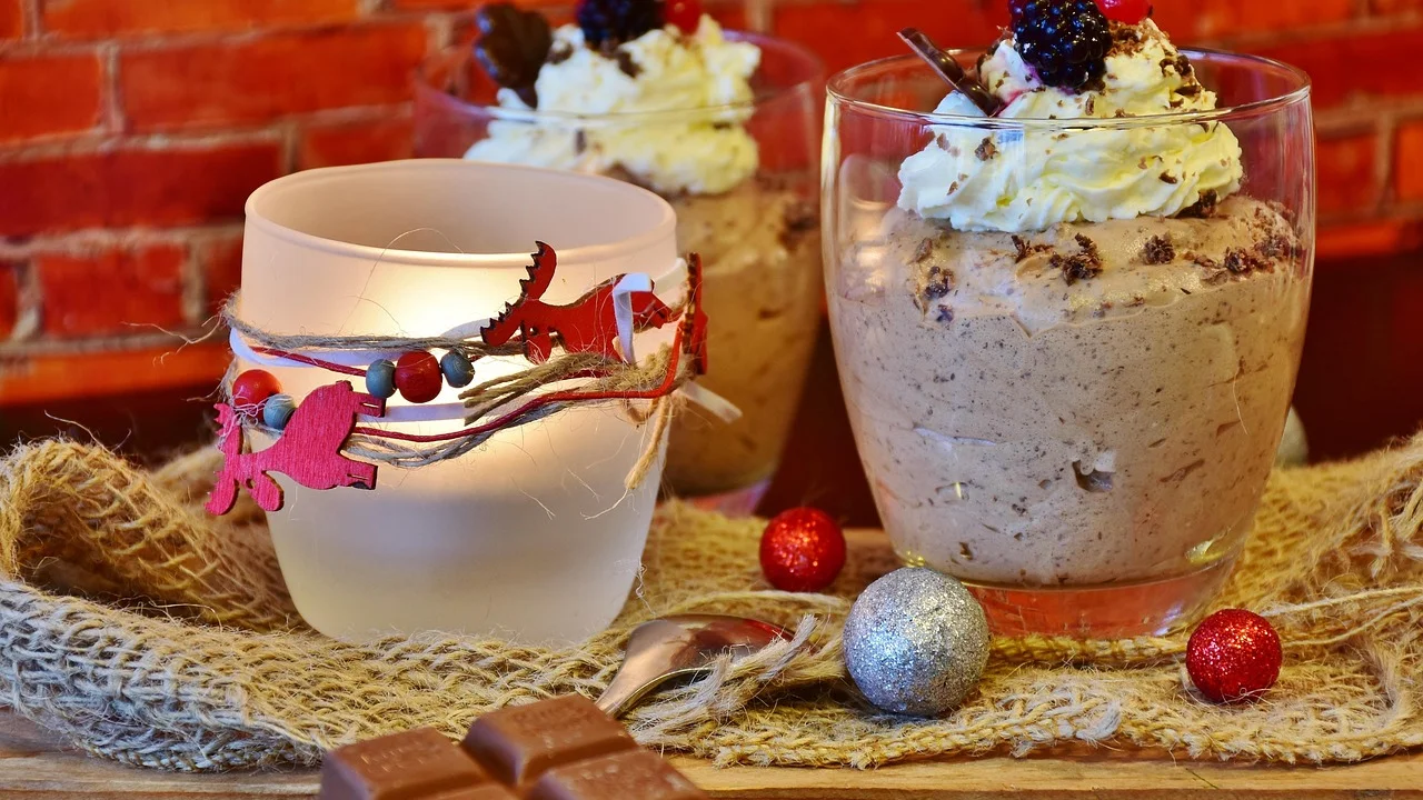 Sobremesa finalizada com raspas de chocolate e frutas