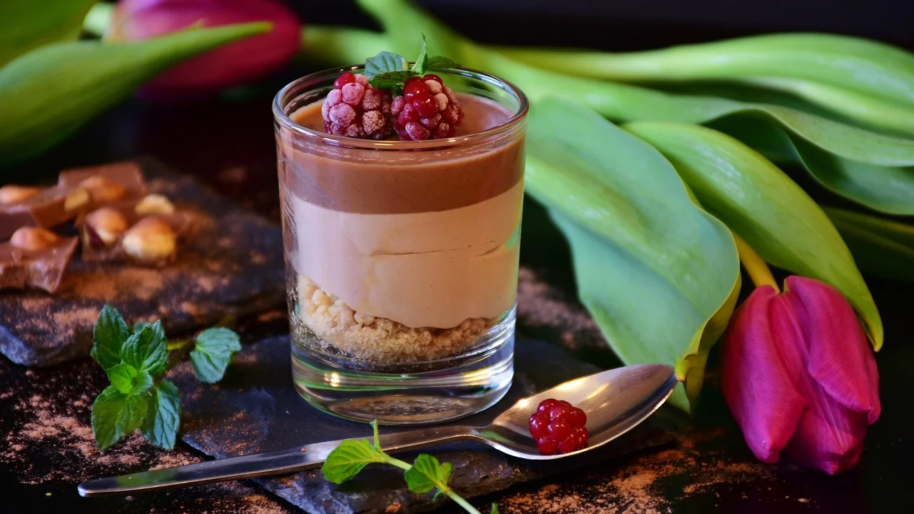 Mousse de maracujá cremosa servida em taças individuais