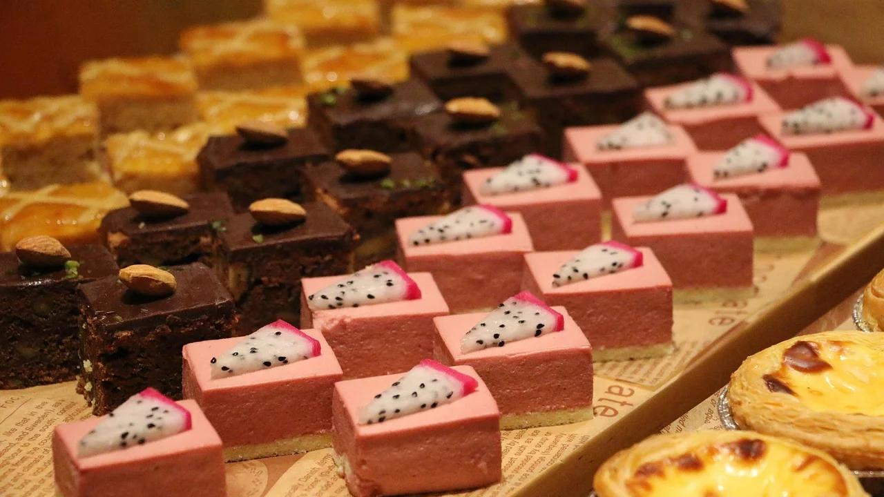 Mousse de morango cremosa servida em taça de vidro