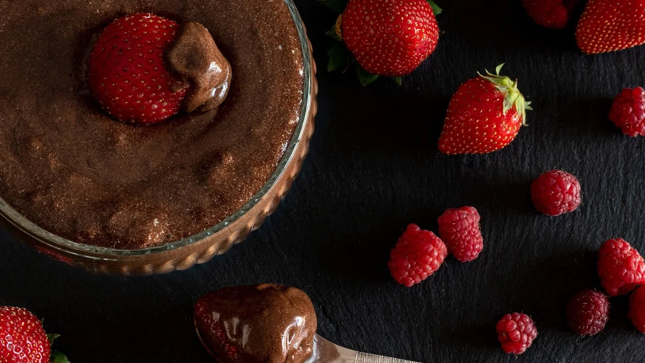 Taças de mousse decoradas com morangos fatiados
