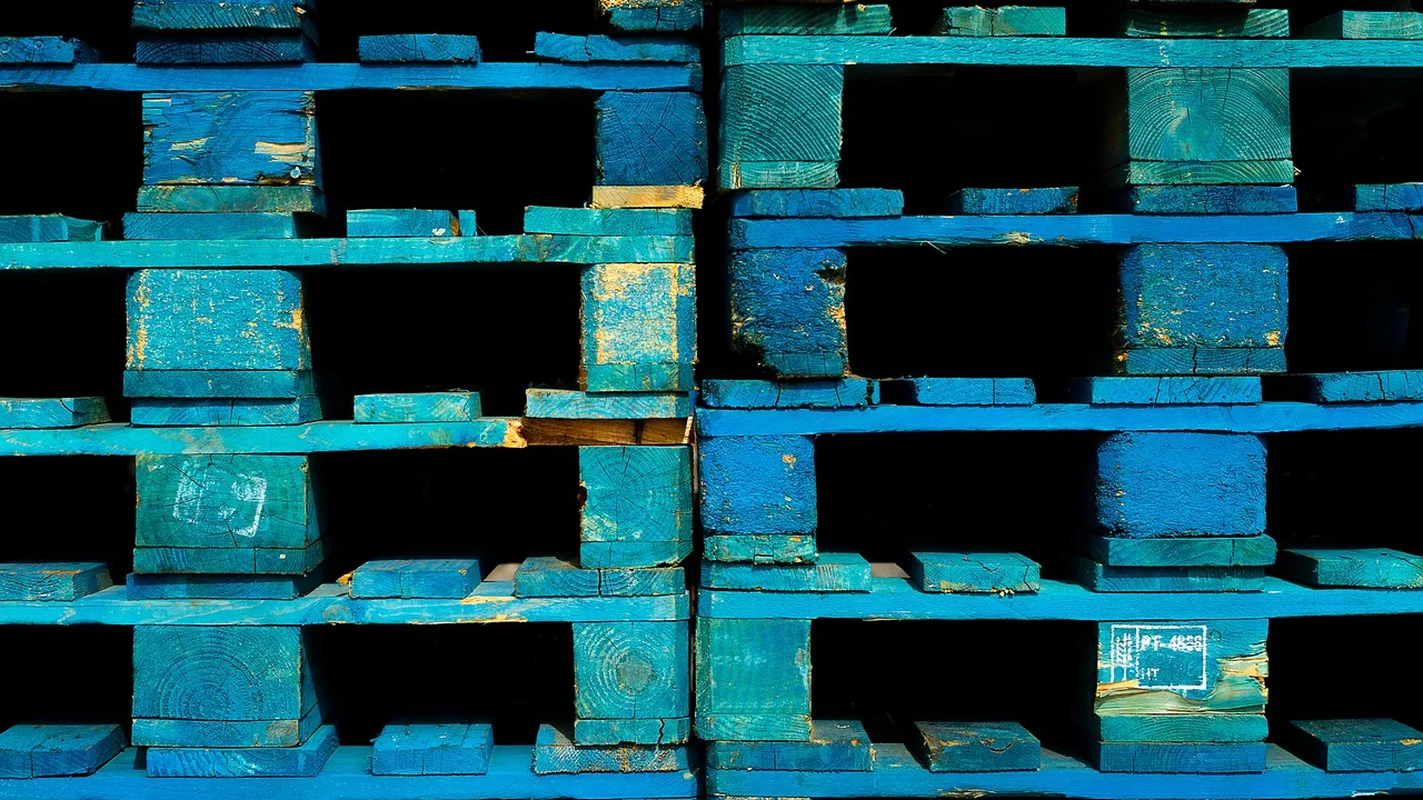 Cantoneiras e parafusos reforçam as uniões de um móvel de pallet.