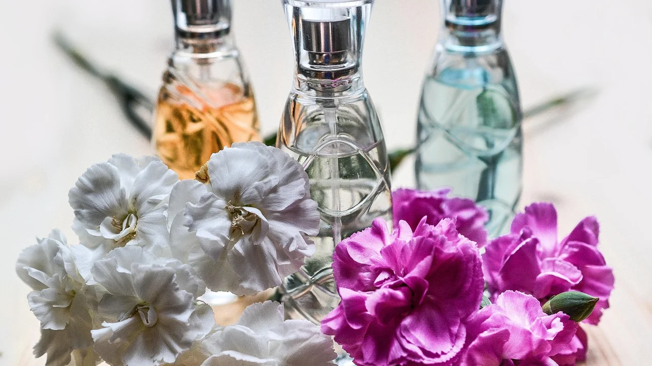 Etiqueta com ingredientes e data no frasco multiuso