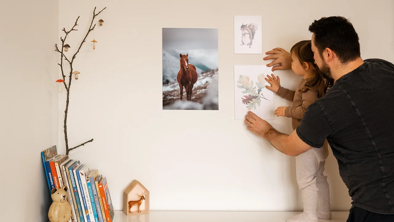 Varal de fotografias preso com prendedores de madeira.