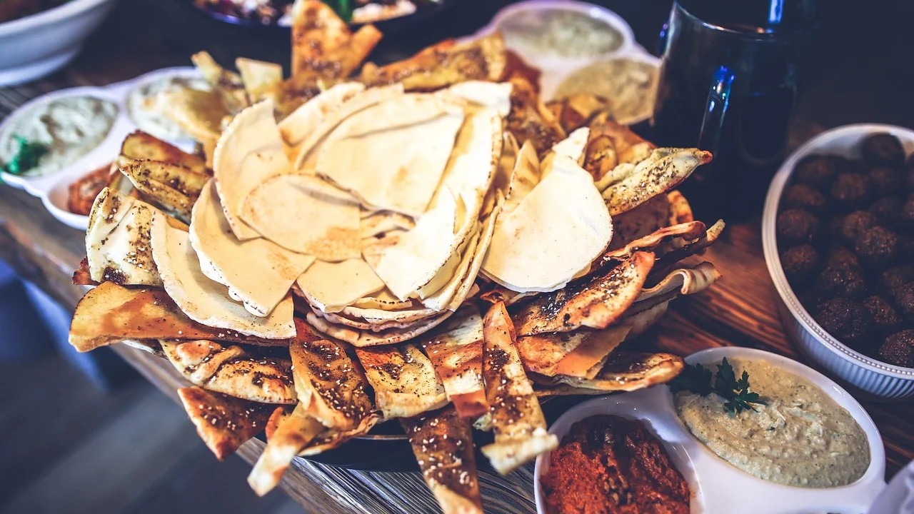 Queijo ralado distribuído sobre chips crocantes