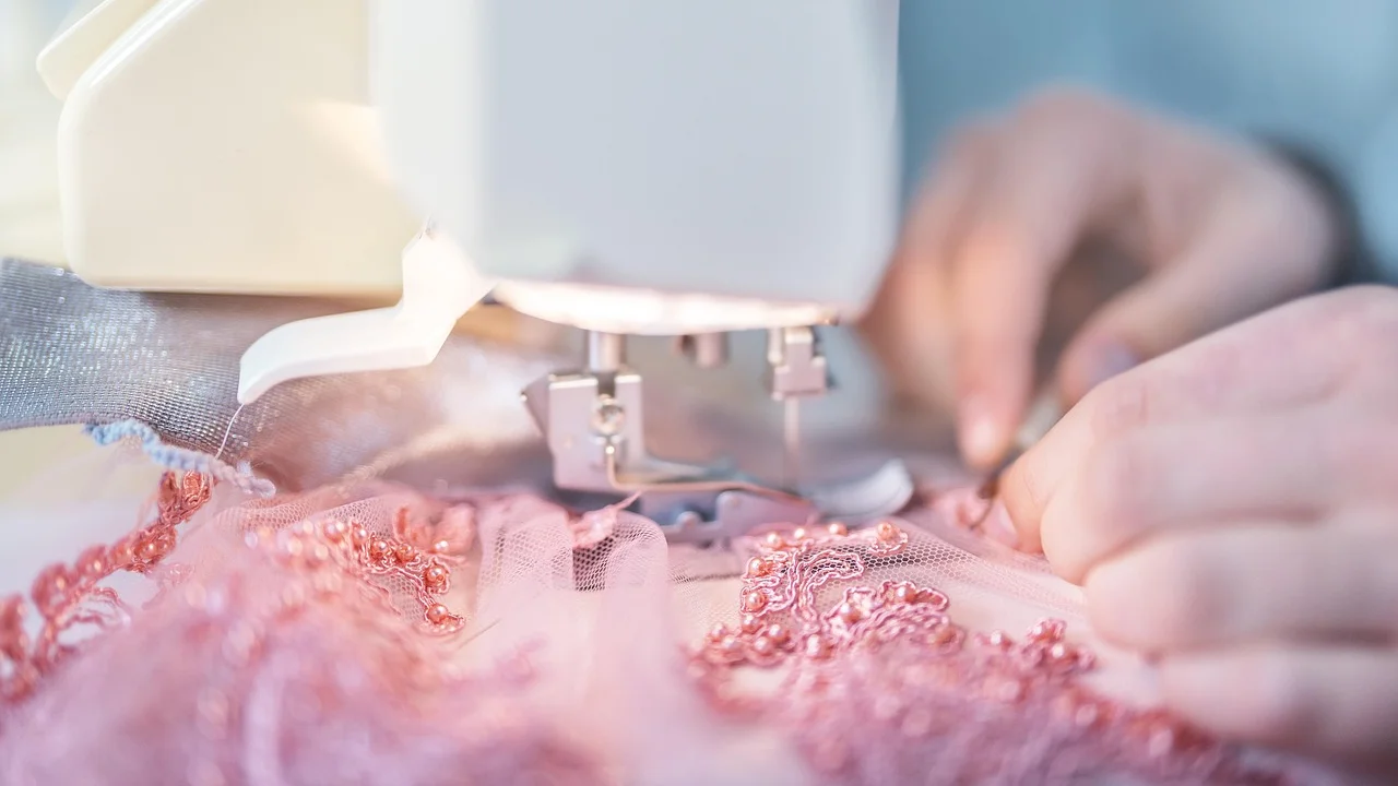 Materiais básicos separados para costurar uma necessaire de tecido.