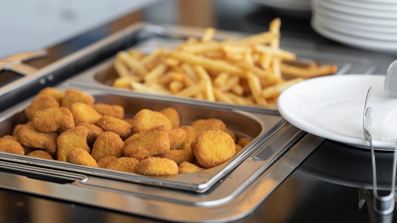 Nuggets caseiros dourados acompanhados de batatas rústicas.