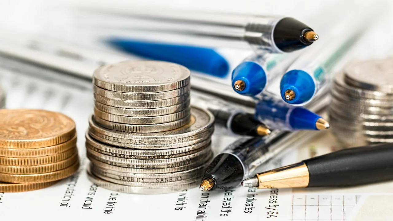 Pessoa conferindo dados financeiros em computador portátil