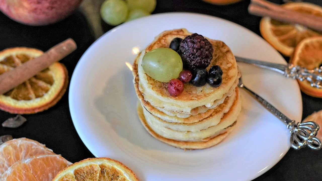 Fatias de omelete assada servidas com salada fresca.