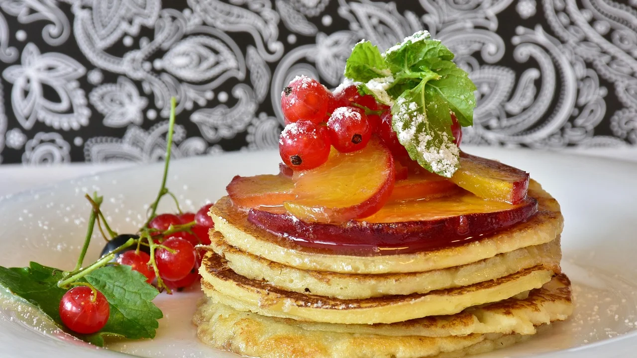 Omelete fofinha cortada em porções para compartilhar.