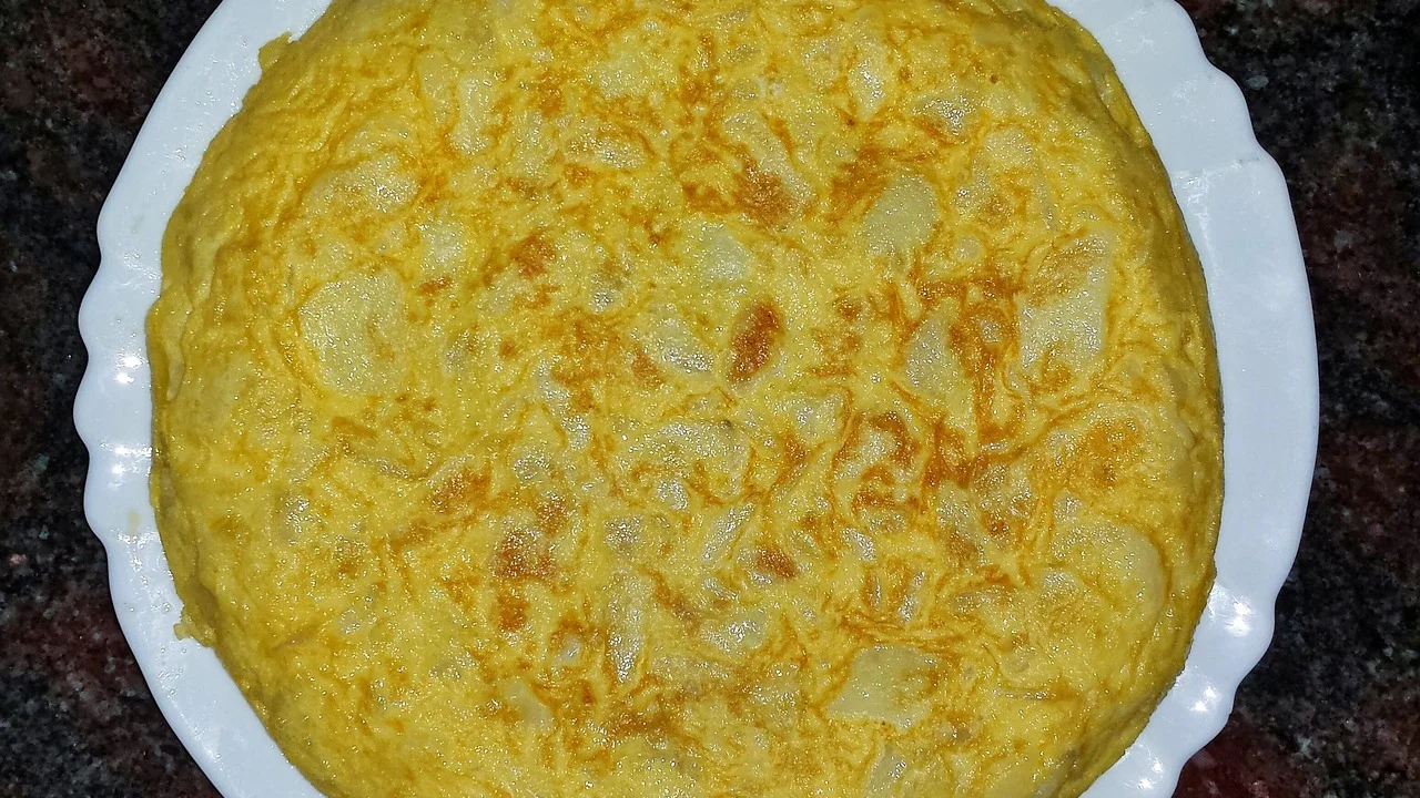Mistura de ovos batidos com ervas e queijo antes do cozimento.