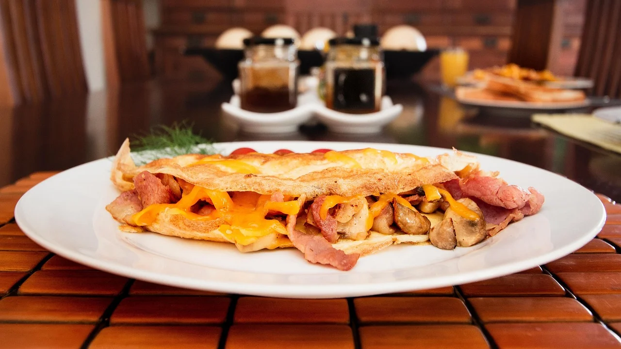 Omelete dourada, firme nas bordas e macia no centro.