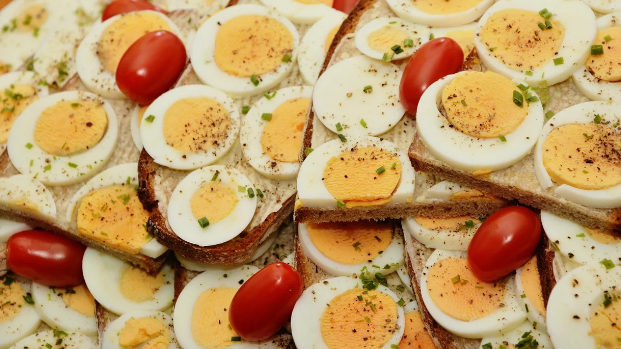 Ovos descascados prontos para saladas, lanches e marmitas.