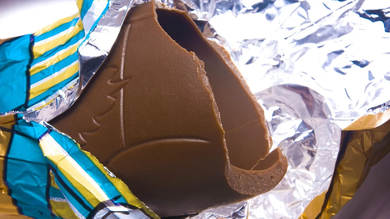 Chocolate derretido sendo misturado em tigela seca.
