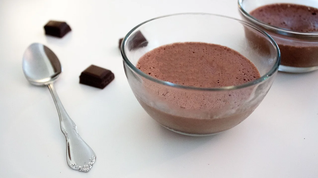 Brigadeiro de chocolate sendo mexido em panela de fundo grosso.