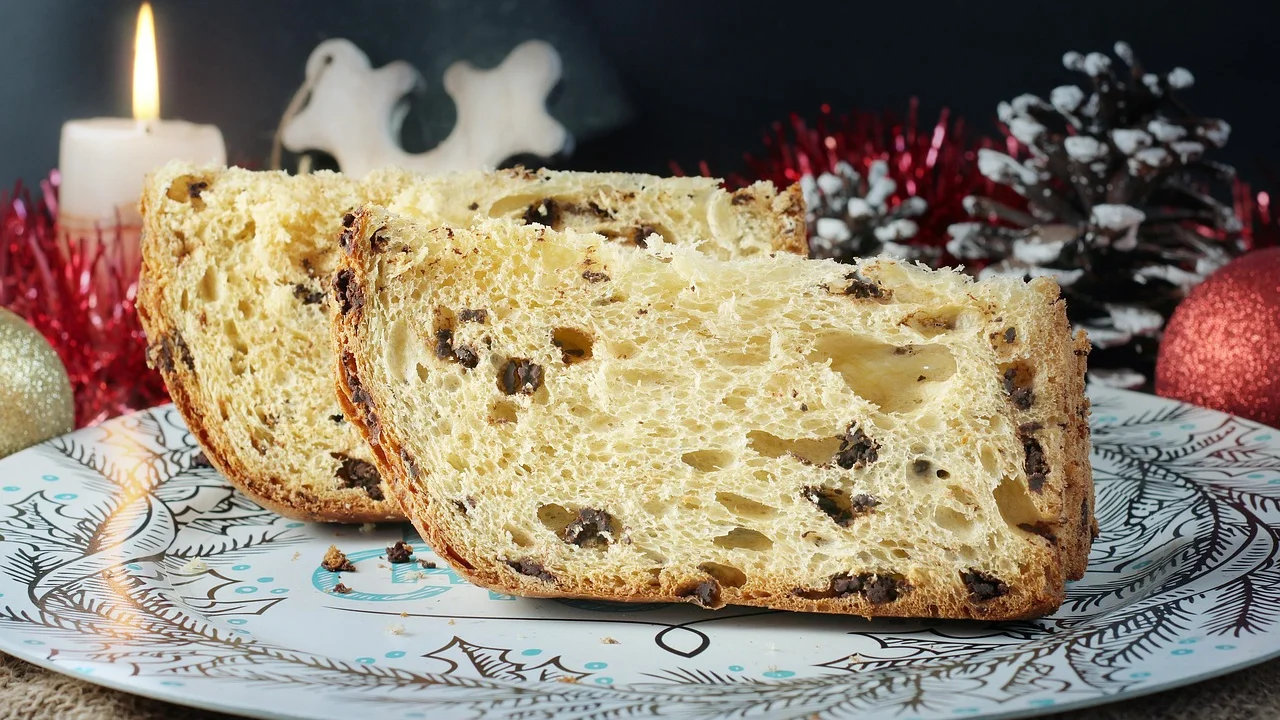 Panetone caseiro dourado em forma de papel sobre a bancada