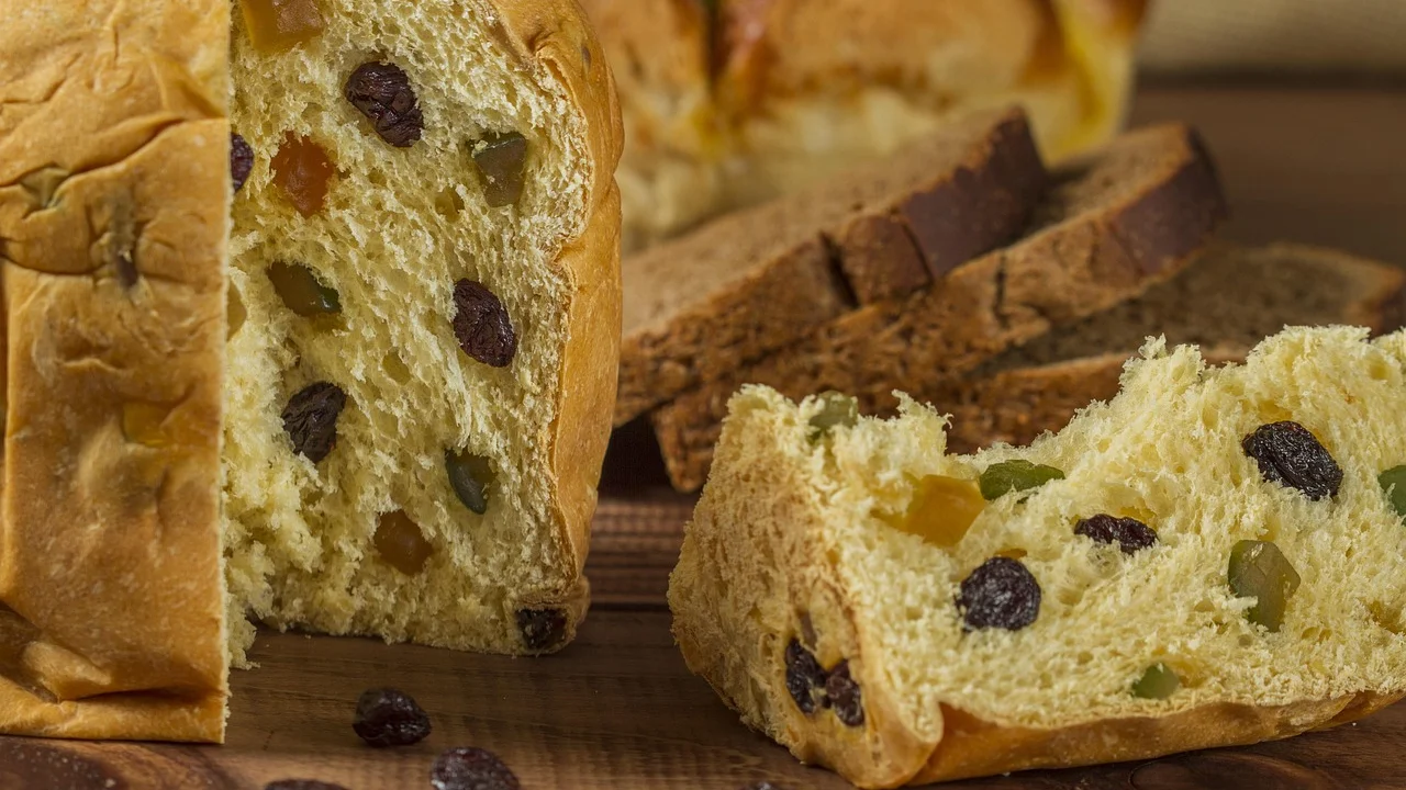 Panetone crescendo na forma antes de ir ao forno