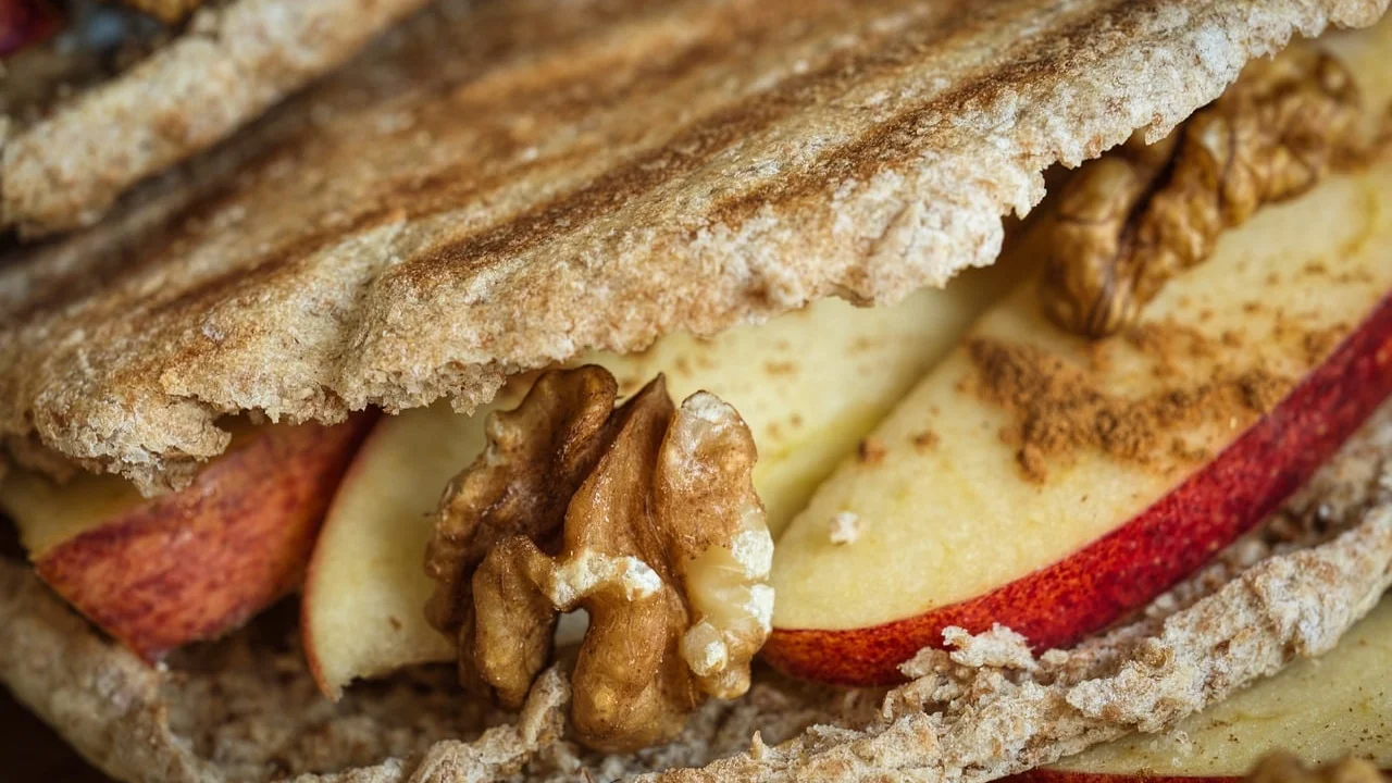 Pão árabe servido com pastas e vegetais frescos