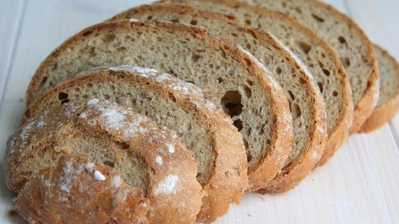 Pão modelado em forma antes da segunda fermentação