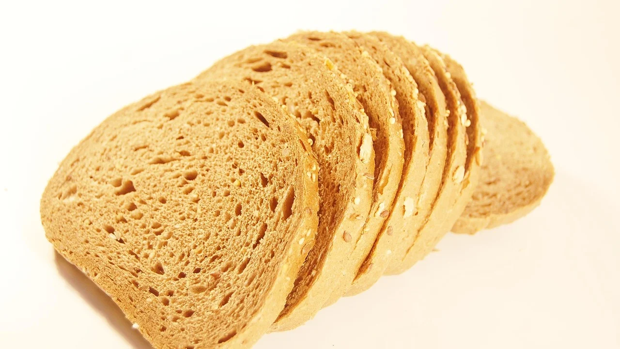 Fatias macias de pão escuro servidas com manteiga