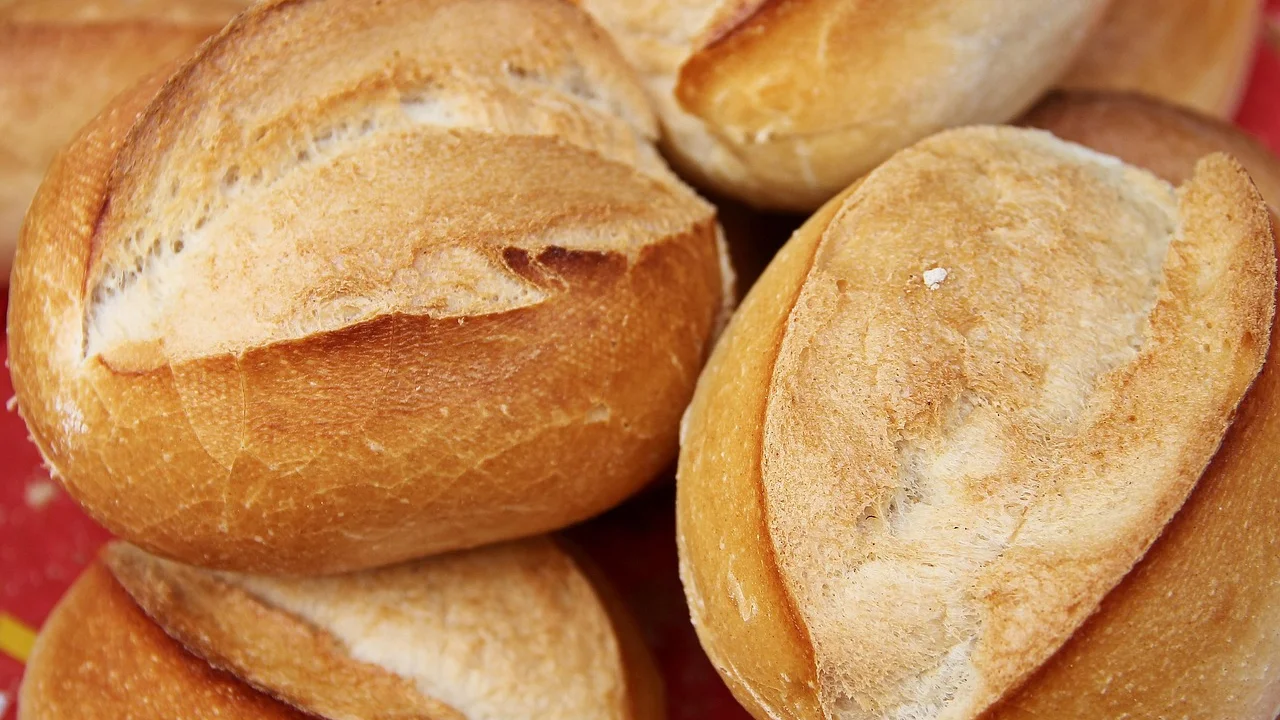 Miolo aerado de pão fatiado ainda fresco.