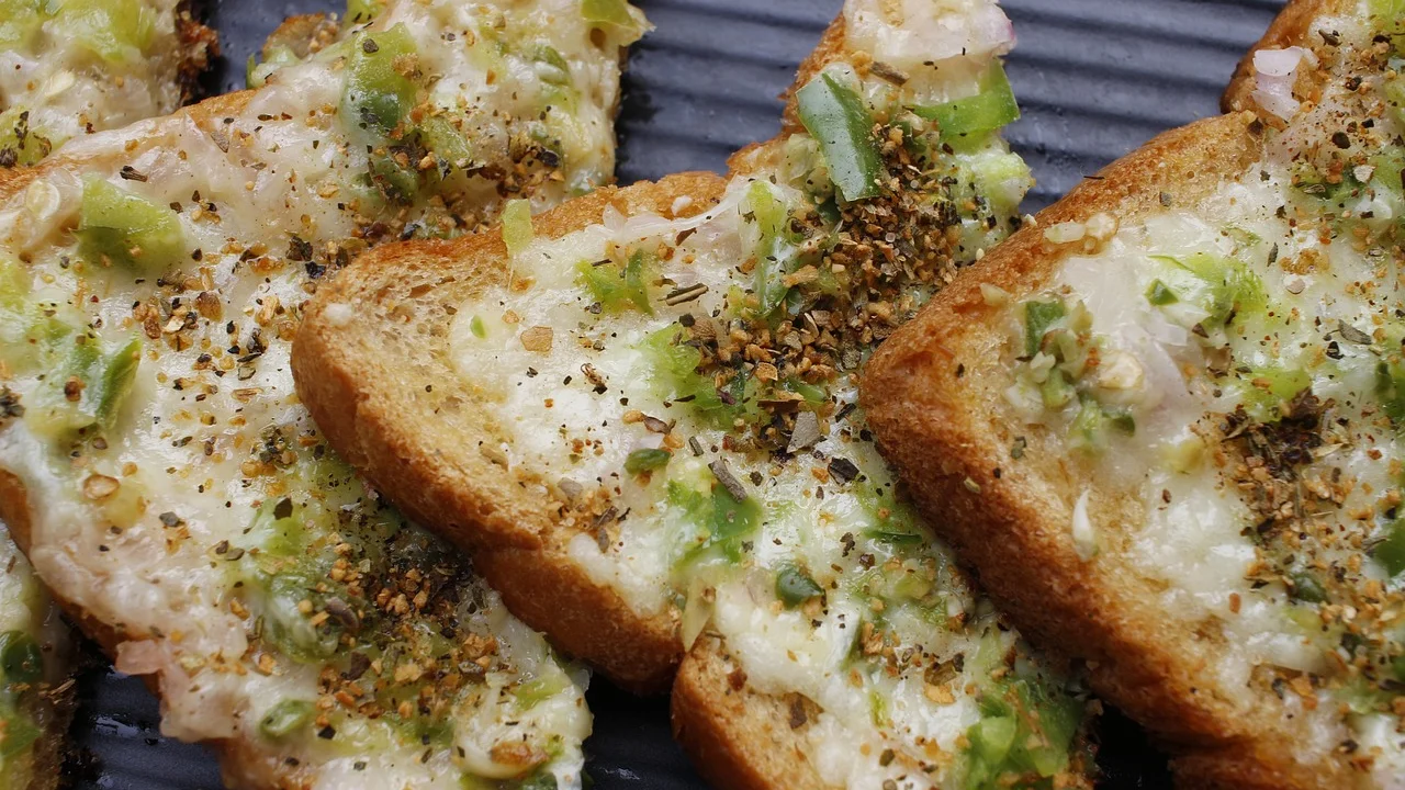 Pão de alho recém-assado com casca crocante e miolo cremoso.