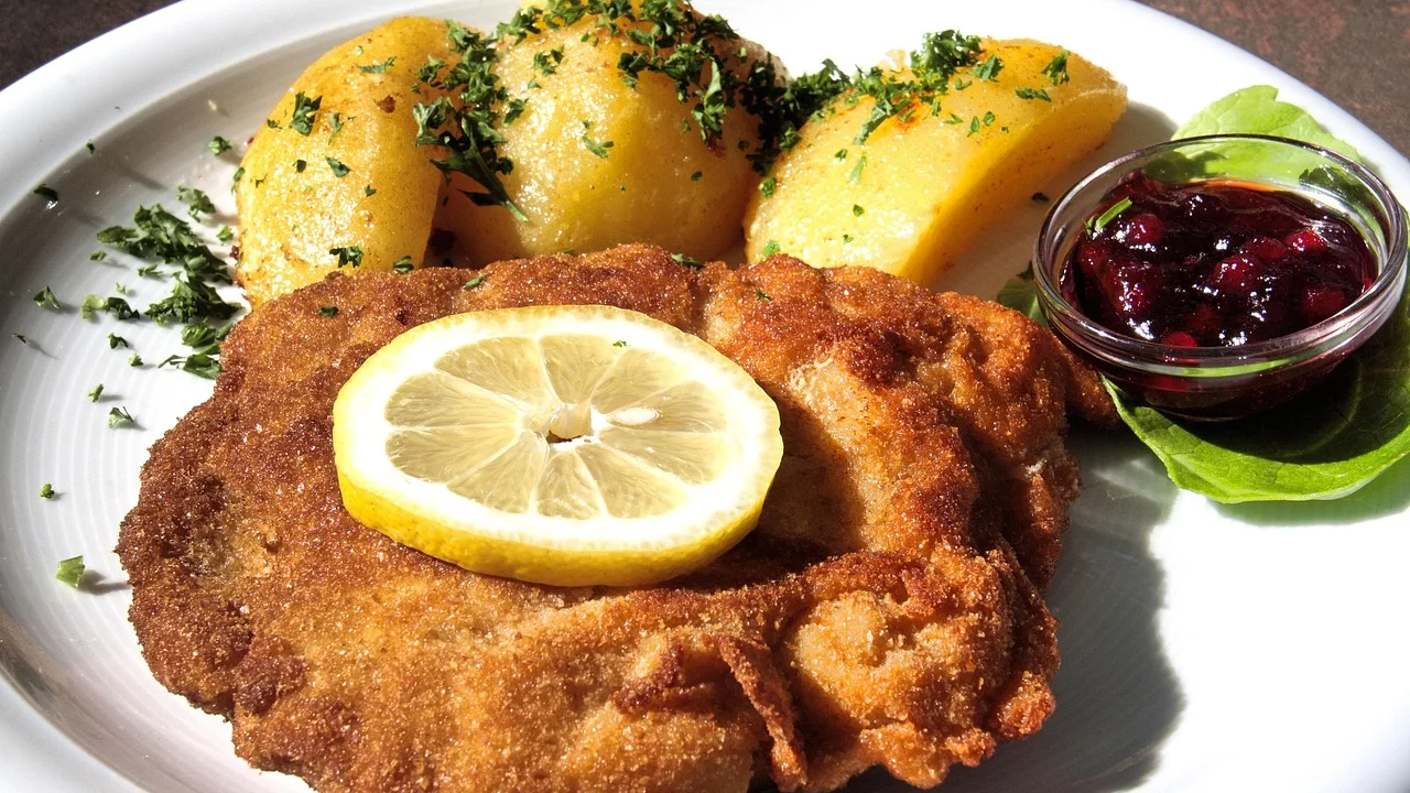 Massa de pão de batata crescendo em tigela coberta