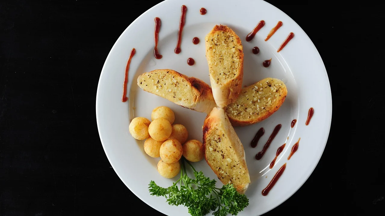 Pão de batata macio aberto mostrando o miolo fofo