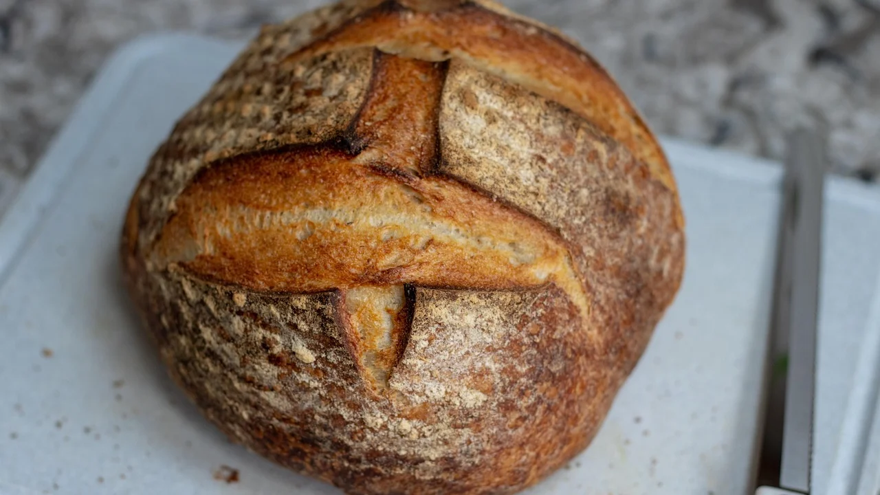 Corte superficial orienta a expansão do pão no forno.
