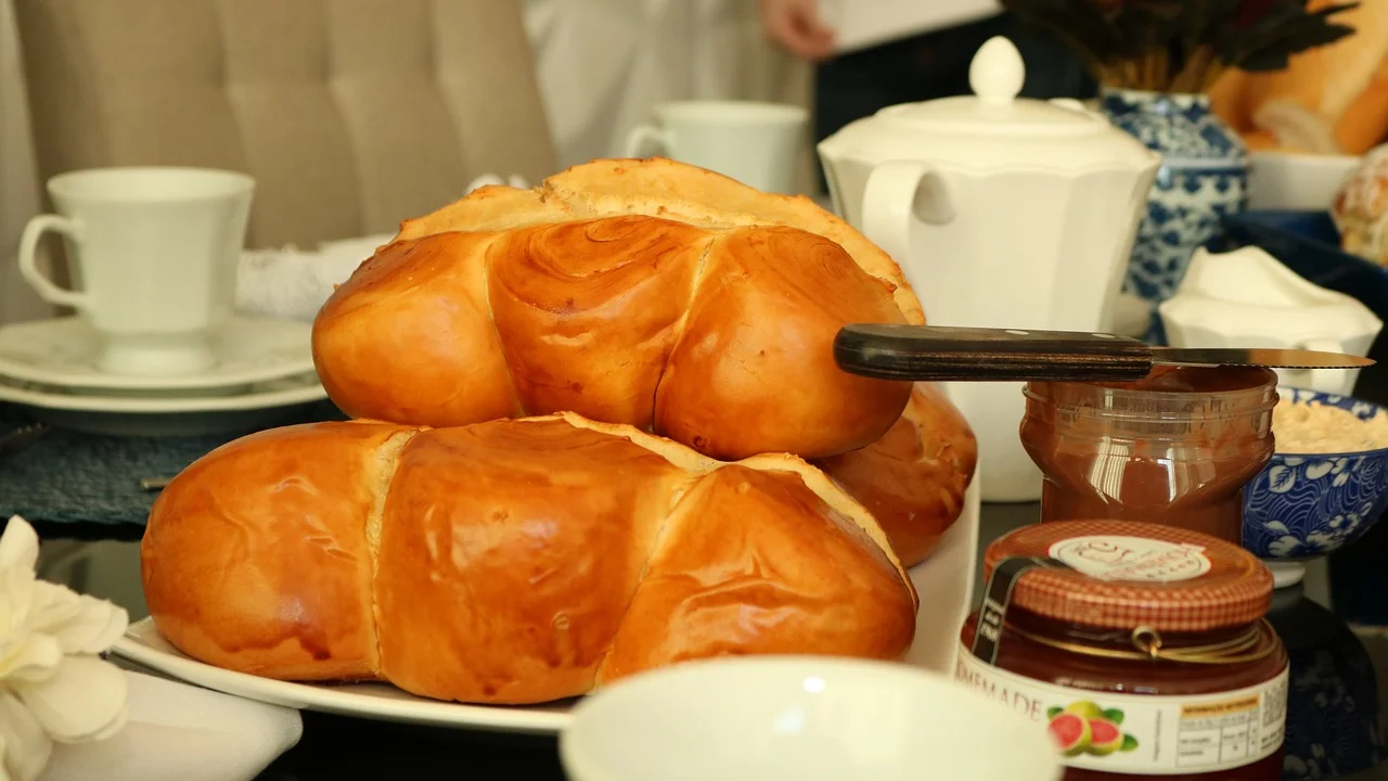 Pães modelados crescendo antes de entrar no forno.
