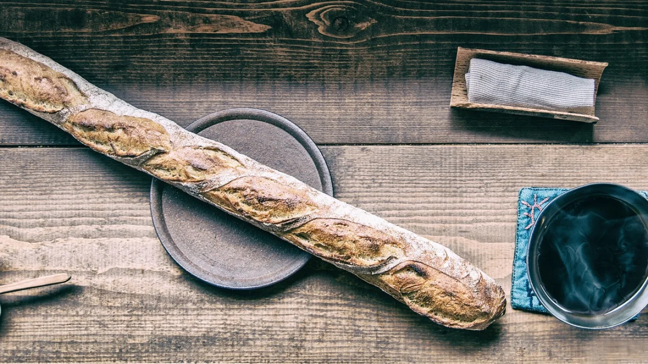 Pão dourado com casca crocante e miolo macio.