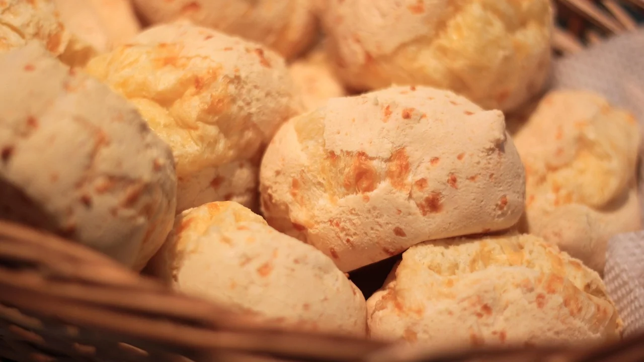 Massa de pão aberta antes de receber o recheio