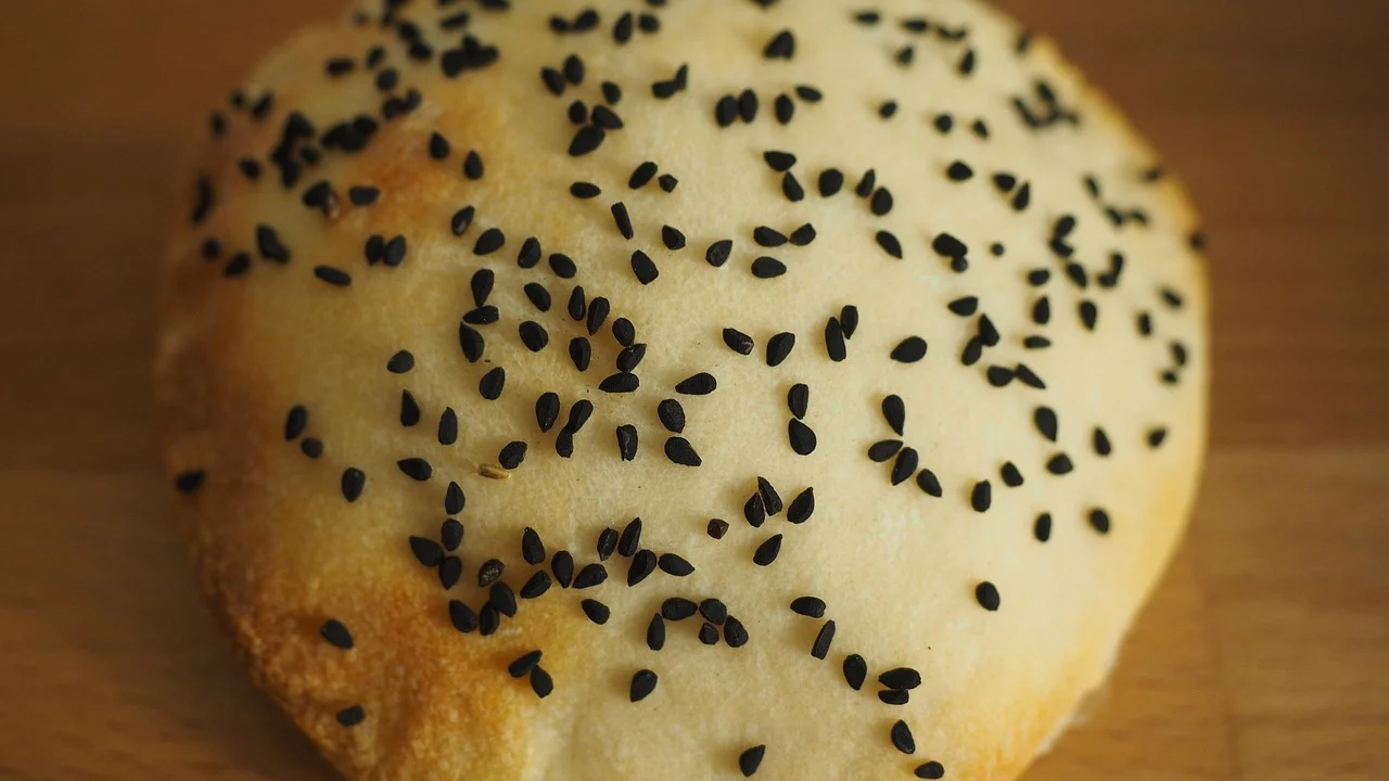 Pães sírios macios cobertos com pano limpo após assar.