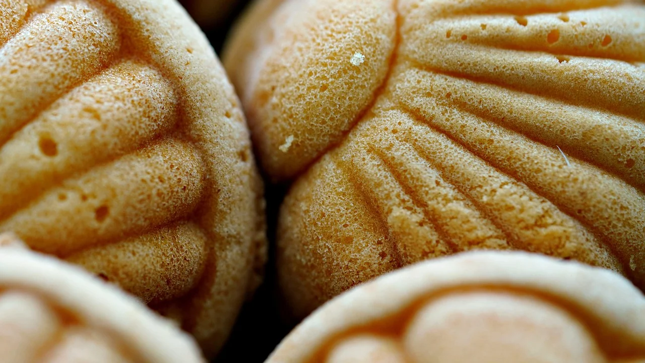 Pastéis dourados organizados em uma única camada no cesto da airfryer.