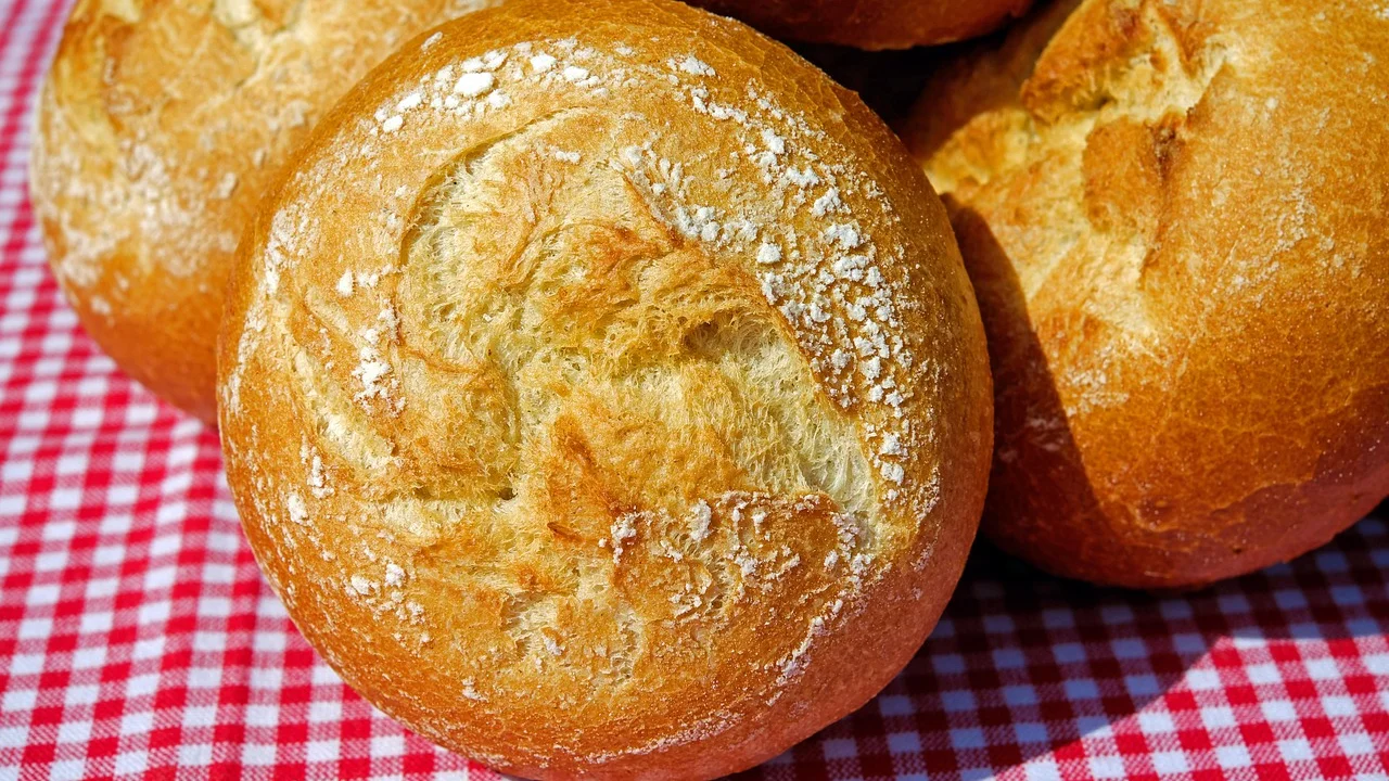 Pincelada leve de óleo ajuda a dourar a massa na airfryer.