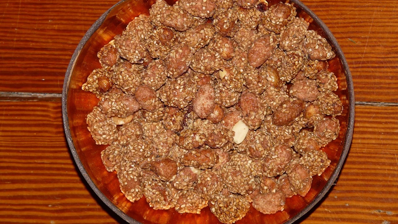 Mistura de caramelo e amendoim sendo espalhada na forma