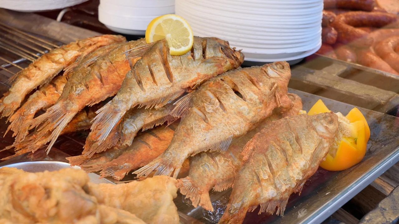 Peixe na airfryer acompanhado de arroz e vegetais