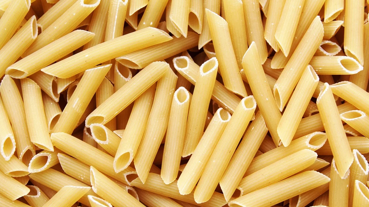 Massa penne cozida no ponto antes de receber o molho cremoso.